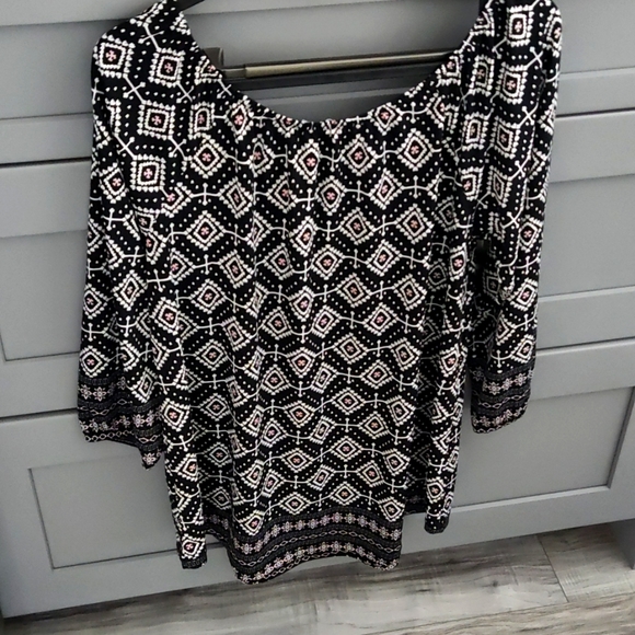 🌷 Gorgeous top with stretchy neckline - Picture 2 of 5